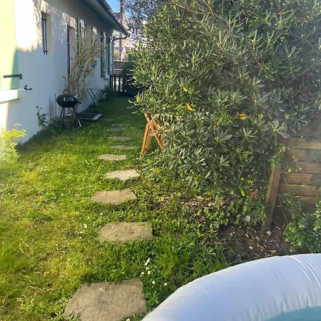 Holiday home Maison T3 Mitoyenne Avec Jacuzzi Et Jardin *