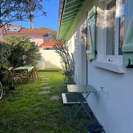 Holiday home Maison T3 Mitoyenne Avec Jacuzzi Et Jardin Arcachon