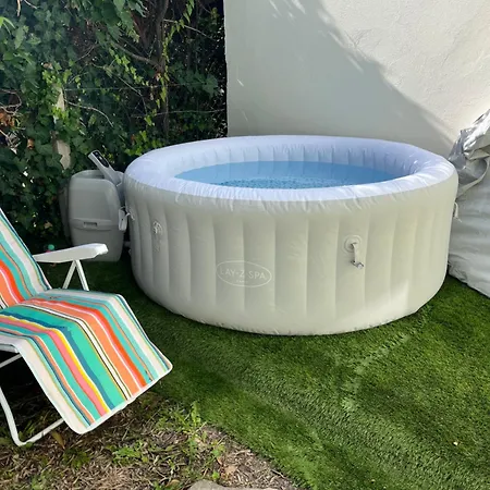 Holiday home Maison T3 Mitoyenne Avec Jacuzzi Et Jardin