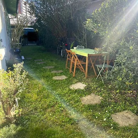 Holiday home Maison T3 Mitoyenne Avec Jacuzzi Et Jardin